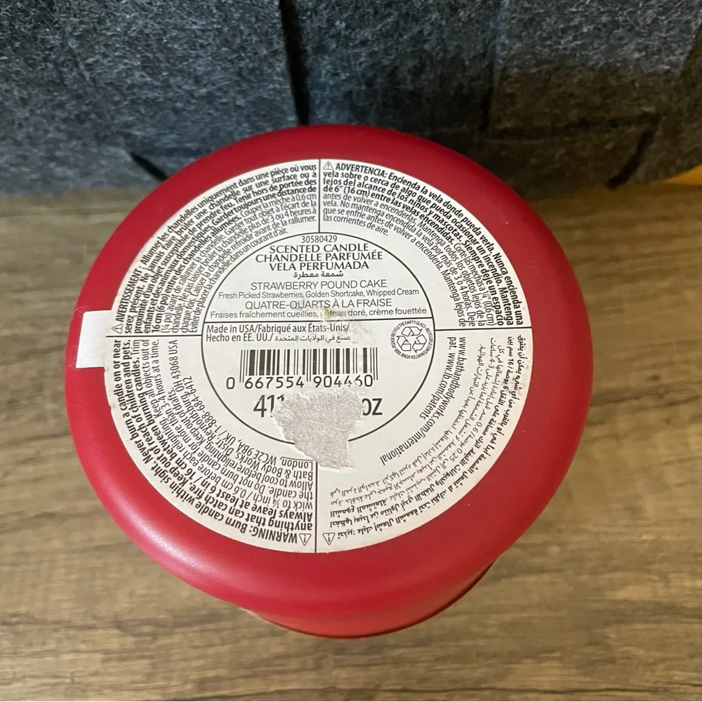 NEW BATH & BODY WORKS Strawberry Pound Cake 3 Wick Candle - Picture 2 of 3